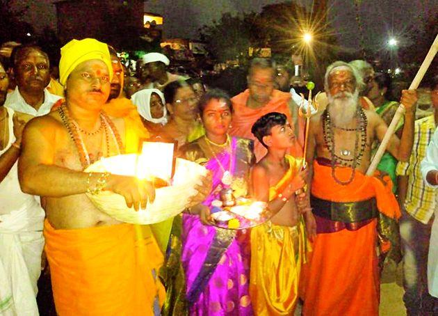 Thousands of devotees took the view | हजारो भाविकांनी घेतले दर्शन