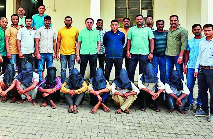 The dismembered head was kicked away | धडावेगळे केलेले शीर पायाने ठोकरत दूर फेकले The dismembered head was kicked away | धडावेगळे केलेले शीर पायाने ठोकरत दूर फेकले