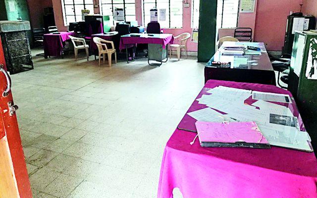 The next day, the government machinery was stunned | दुसऱ्या दिवशीही शासकीय यंत्रणा ठप्पच