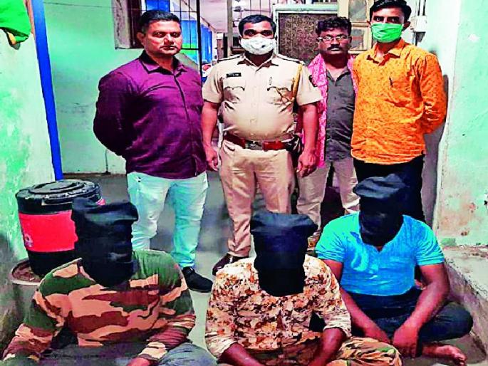 Robbed the truck driver with a knife | चाकूच्या धाकावर ट्रकचालकाला लुटले Robbed the truck driver with a knife | चाकूच्या धाकावर ट्रकचालकाला लुटले