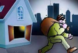 Thousands of burglars looted Ozar's literature | ओझरला घरफोडी हजारोचे साहित्य लंपास Thousands of burglars looted Ozar's literature | ओझरला घरफोडी हजारोचे साहित्य लंपास