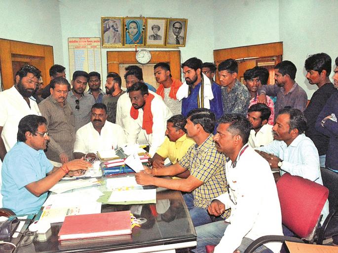 Standards will apply; The road to the big road is idle | निकषांना ठेंगा; मोठी उमरी रस्त्याचे काम दर्जाहीन Standards will apply; The road to the big road is idle | निकषांना ठेंगा; मोठी उमरी रस्त्याचे काम दर्जाहीन