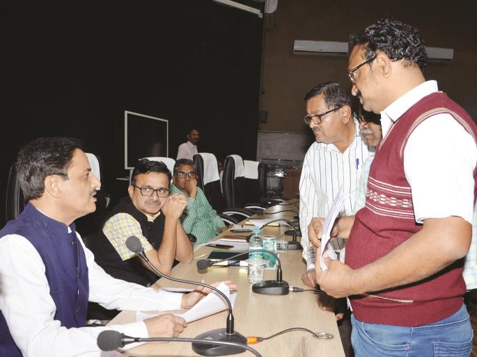 305 complaints in Guardian Minister's Janata Darbar! | पालकमंत्र्यांच्या जनता दरबारात ३०५ तक्रारी! 305 complaints in Guardian Minister's Janata Darbar! | पालकमंत्र्यांच्या जनता दरबारात ३०५ तक्रारी!