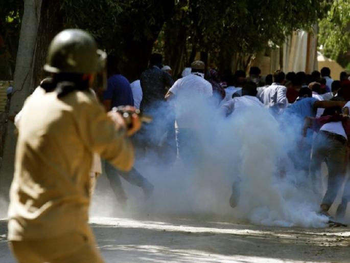 Tear pellet found in Chiklathana garbage depot | चिकलठाणा कचरा डेपो येथे अश्रुधुरांचे नळकांडे सापडले Tear pellet found in Chiklathana garbage depot | चिकलठाणा कचरा डेपो येथे अश्रुधुरांचे नळकांडे सापडले