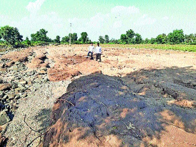 Old carrying 3 acres of farmland | पुराने वाहून नेली १०० एकर शेतजमीन Old carrying 3 acres of farmland | पुराने वाहून नेली १०० एकर शेतजमीन