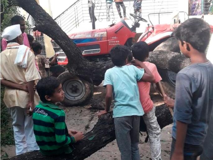 Tractor damage due to falling neem tree | निंबाचे झाड पडल्याने ट्रॅक्टरचे नुकसान Tractor damage due to falling neem tree | निंबाचे झाड पडल्याने ट्रॅक्टरचे नुकसान