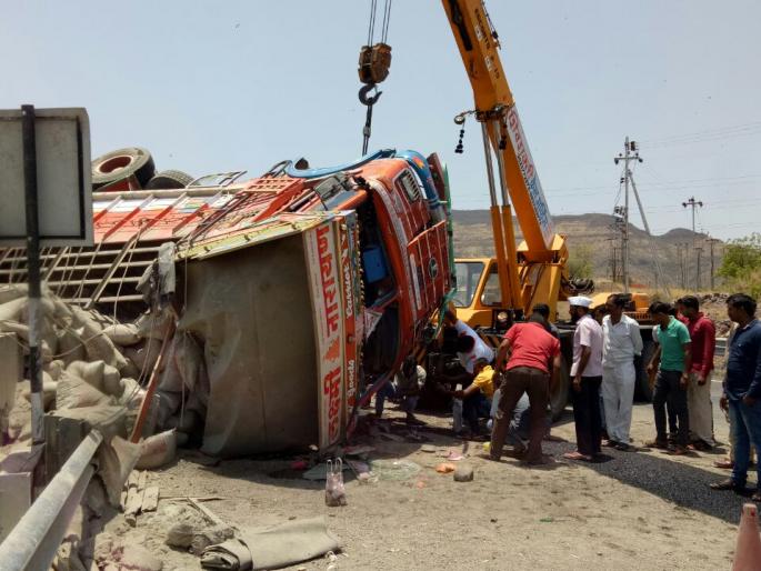 Satara: A series of accidents on S-turn was started, truck collided with driver; Will the administration awake now? Citizens Concerned Questions | सातारा : एस वळणावर अपघाताची मालिका सुरूच, ट्रक उलटून चालक ठार Satara: A series of accidents on S-turn was started, truck collided with driver; Will the administration awake now? Citizens Concerned Questions | सातारा : एस वळणावर अपघाताची मालिका सुरूच, ट्रक उलटून चालक ठार