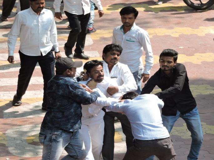 Supporters of two corporators from Dhule Municipal corporation's development work have free-style | धुळे महापालिकेत विकास कामांवरून दोन नगरसेवकांच्या समर्थकांमध्ये फ्रि-स्टाईल Supporters of two corporators from Dhule Municipal corporation's development work have free-style | धुळे महापालिकेत विकास कामांवरून दोन नगरसेवकांच्या समर्थकांमध्ये फ्रि-स्टाईल