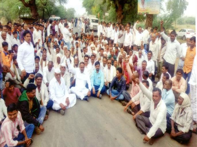 Stop the way in the light of the lightning struggle committee | प्रकाशा बुराई संघर्ष समितीतर्फे धावड्यात रास्ता रोको Stop the way in the light of the lightning struggle committee | प्रकाशा बुराई संघर्ष समितीतर्फे धावड्यात रास्ता रोको