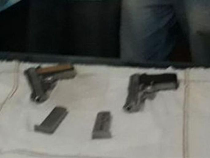 Two patrols were seized by one person | दोन गावठी कट्ट्यासह एकास पकडले Two patrols were seized by one person | दोन गावठी कट्ट्यासह एकास पकडले