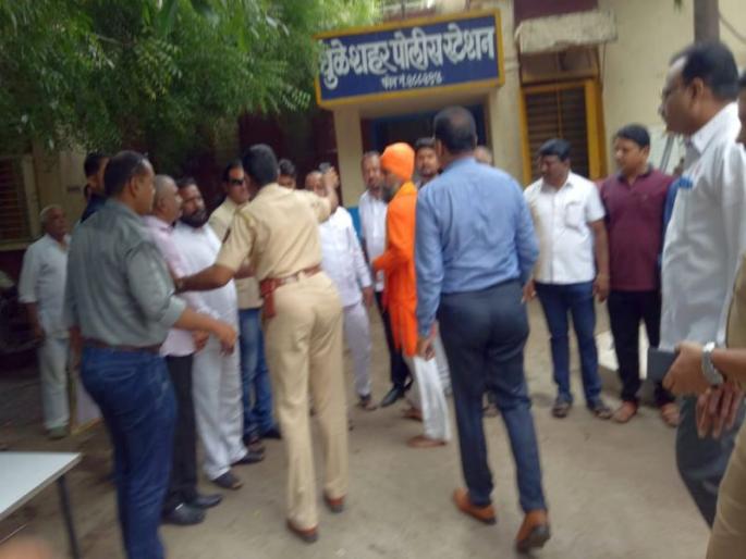 Maratha Kranti Morcha surrenders 16 | मराठा क्रांती मोर्चाच्या १६ जणांचे आत्मसमर्पण Maratha Kranti Morcha surrenders 16 | मराठा क्रांती मोर्चाच्या १६ जणांचे आत्मसमर्पण