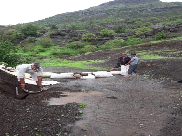 Vanarai Bandha from Vajgaon in public | वाजगावला लोकसहभागातून वनराई बंधारा Vanarai Bandha from Vajgaon in public | वाजगावला लोकसहभागातून वनराई बंधारा