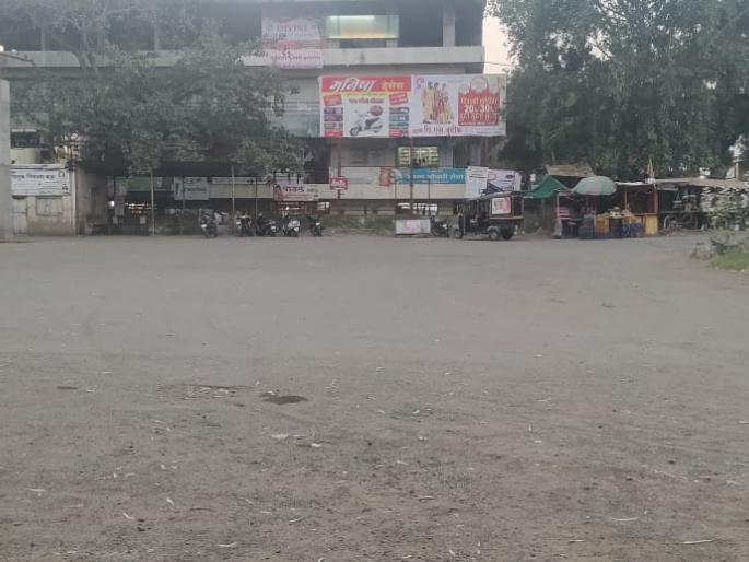 Passengers' condition due to closure of bus service | बससेवा बंद असल्यामुळे प्रवाशांचे हाल Passengers' condition due to closure of bus service | बससेवा बंद असल्यामुळे प्रवाशांचे हाल