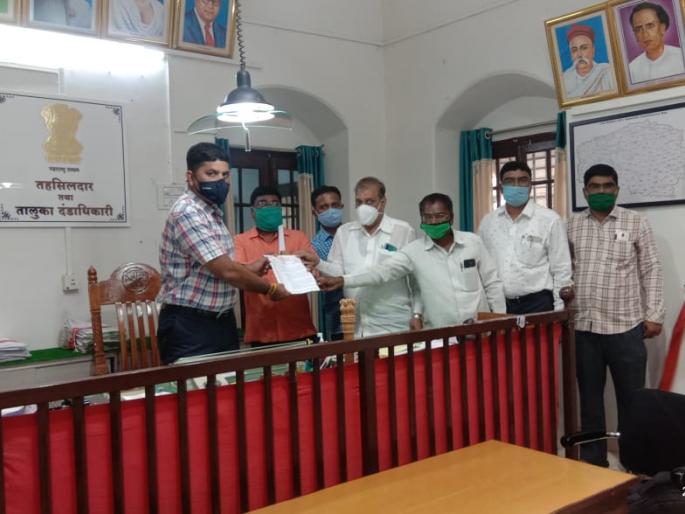 Statement of Dindori Taluka Talathi Sangh to Tehsildar | दिंडोरी तालुका तलाठी संघाचे तहसीलदारांना निवेदन Statement of Dindori Taluka Talathi Sangh to Tehsildar | दिंडोरी तालुका तलाठी संघाचे तहसीलदारांना निवेदन