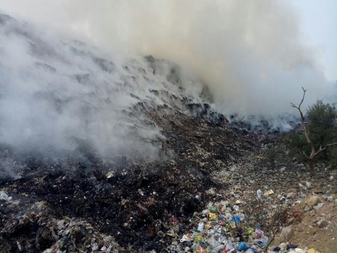 After dawing, firefighters warn of putting waste on municipal door | आधारवाडी पाठोपाठ दिव्यातील डम्पींगला आग, डम्पींग बंद न केल्यास कचरा पालिकेच्या दारात टाकण्याचा नागरीकांचा इशारा After dawing, firefighters warn of putting waste on municipal door | आधारवाडी पाठोपाठ दिव्यातील डम्पींगला आग, डम्पींग बंद न केल्यास कचरा पालिकेच्या दारात टाकण्याचा नागरीकांचा इशारा