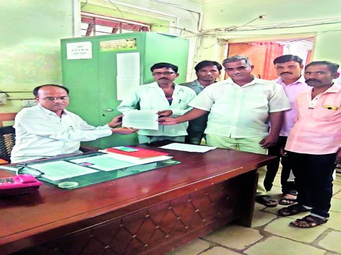 Villager's warning to stop the road for water drilling in Dolarkhheda | डोलारखेडा येथील रखडलेल्या पाणी योजनेसाठी रास्ता रोकोचा ग्रामस्थांचा इशारा Villager's warning to stop the road for water drilling in Dolarkhheda | डोलारखेडा येथील रखडलेल्या पाणी योजनेसाठी रास्ता रोकोचा ग्रामस्थांचा इशारा