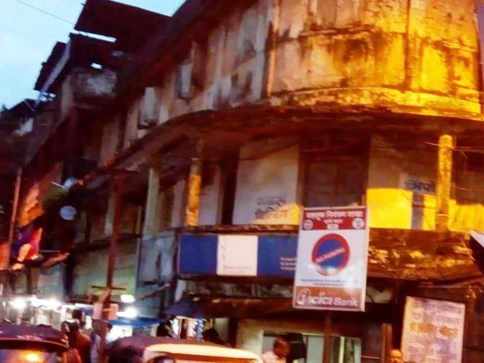 Finally, the municipal's hammer on dangerous Godse building | अखेर अतिधोकादायक गोडसे इमारतीवर महापालिकेचा हातोडा Finally, the municipal's hammer on dangerous Godse building | अखेर अतिधोकादायक गोडसे इमारतीवर महापालिकेचा हातोडा