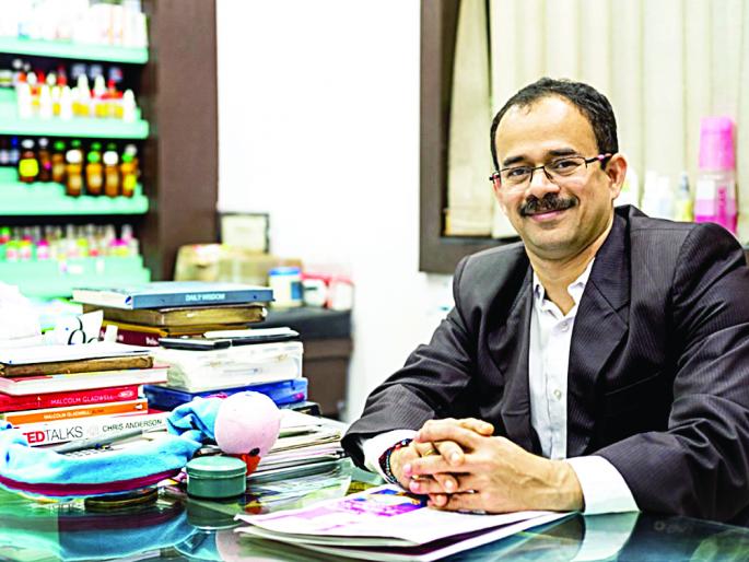 Ratnagiri's health was saved by the death of a Mumbai-Nagpur flight | मुंबई-नागपूर विमान प्रवासात रत्नागिरीच्या डॉक्टरांनी वाचवले रूग्णाचे प्राण Ratnagiri's health was saved by the death of a Mumbai-Nagpur flight | मुंबई-नागपूर विमान प्रवासात रत्नागिरीच्या डॉक्टरांनी वाचवले रूग्णाचे प्राण