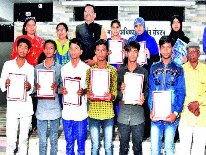 Life comes from adverse circumstances: Tamboli | प्रतिकूल परिस्थितीतून आयुष्य घडते : तांबोळी Life comes from adverse circumstances: Tamboli | प्रतिकूल परिस्थितीतून आयुष्य घडते : तांबोळी