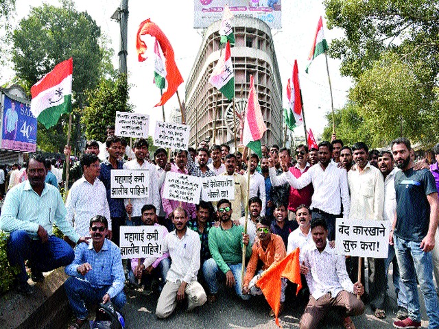 Other services including municipal sanitation | मनपाच्या स्वच्छतेसह अन्य सेवा ठप्प Other services including municipal sanitation | मनपाच्या स्वच्छतेसह अन्य सेवा ठप्प