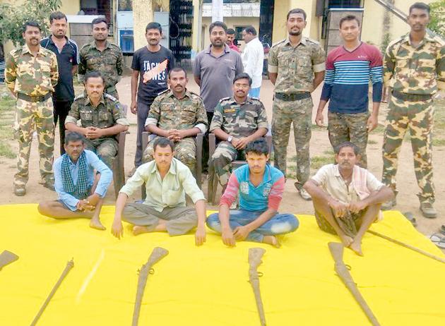 Four gun collectors from the villagers | ग्रामस्थांकडून चार बंदुका जमा