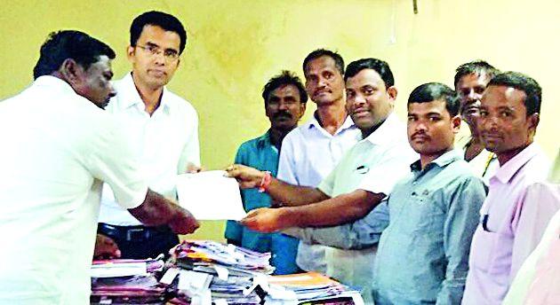 Give the lease to remove the proposal | प्रस्ताव निकाली काढून पट्टे द्या Give the lease to remove the proposal | प्रस्ताव निकाली काढून पट्टे द्या