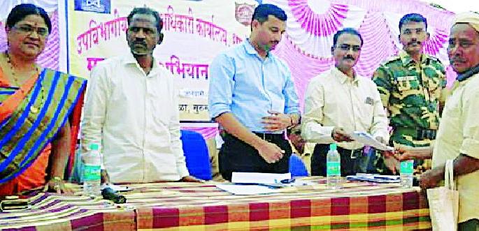 700 applications in the Maharajwa Mela of Murumagao | मुरूमगावच्या महाराजस्व मेळाव्यात ७०० अर्ज