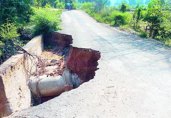 The pit near the bridge is dangerous | पुलाजवळील खड्डा धोकादायक The pit near the bridge is dangerous | पुलाजवळील खड्डा धोकादायक