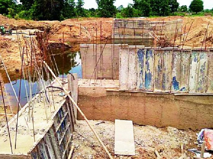 Inferior construction of dams | बंधाऱ्यांचे निकृष्ट बांधकाम Inferior construction of dams | बंधाऱ्यांचे निकृष्ट बांधकाम