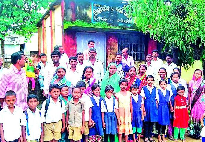 Bandhavai school closed for three days | बांधेगावची शाळा तीन दिवसांपासून बंद Bandhavai school closed for three days | बांधेगावची शाळा तीन दिवसांपासून बंद