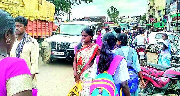 Road crossing due to encroachment | अतिक्रमणामुळे रस्ता झाला अरूंद