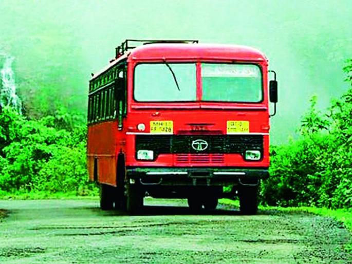Due to the relaxation of restrictions, ST buses started plying, but the passengers stayed at home | निर्बंध शिथिल झाल्याने एसटीच्या बसफेऱ्या सुरू, पण प्रवासी घरातच
