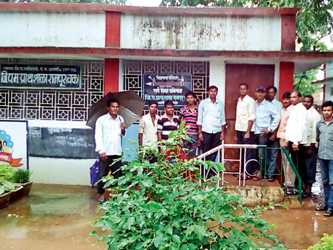 The locals locked the school | ग्रामस्थांनी शाळेला ठोकले कुलूप The locals locked the school | ग्रामस्थांनी शाळेला ठोकले कुलूप