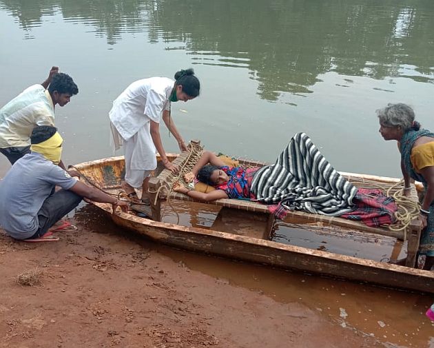 Maternity delivery in Gadchiroli by crossing the river by boat | गडचिरोलीत नावेतून नदी पार करून गरोदर मातेची प्रसुती Maternity delivery in Gadchiroli by crossing the river by boat | गडचिरोलीत नावेतून नदी पार करून गरोदर मातेची प्रसुती
