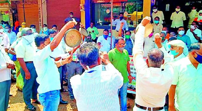 OBCs ringing bells throughout the district | ओबीसींचा जिल्हाभरात घंटानाद OBCs ringing bells throughout the district | ओबीसींचा जिल्हाभरात घंटानाद
