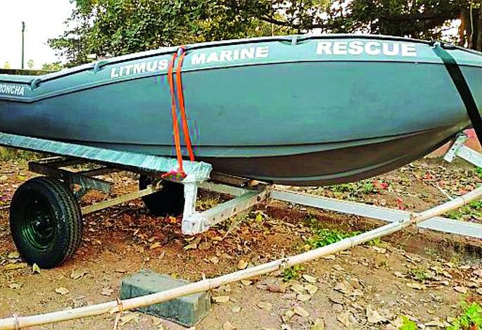 Fiber boats are lodged in the city of Sirion | सिरोंचा नगर पंचायतीत फायबर बोट दाखल Fiber boats are lodged in the city of Sirion | सिरोंचा नगर पंचायतीत फायबर बोट दाखल