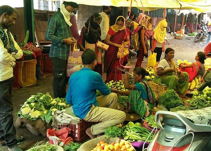 Corona is spreading , yet people don't care | कोरोना टाकतोय कात, तरीही लोक बिनधास्त Corona is spreading , yet people don't care | कोरोना टाकतोय कात, तरीही लोक बिनधास्त