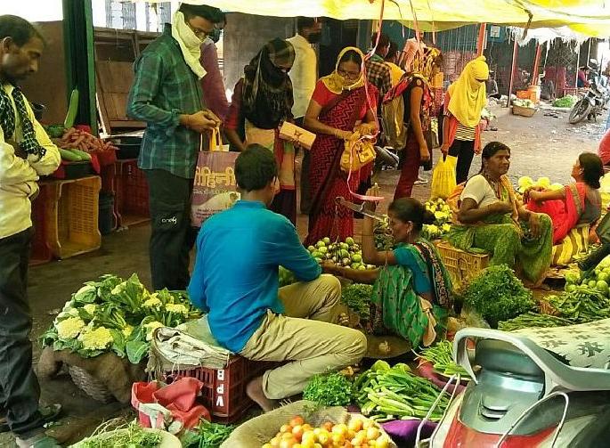 Corona is throwing kat, yet people don't care | कोरोना टाकतोय कात, तरीही लोक बिनधास्त Corona is throwing kat, yet people don't care | कोरोना टाकतोय कात, तरीही लोक बिनधास्त