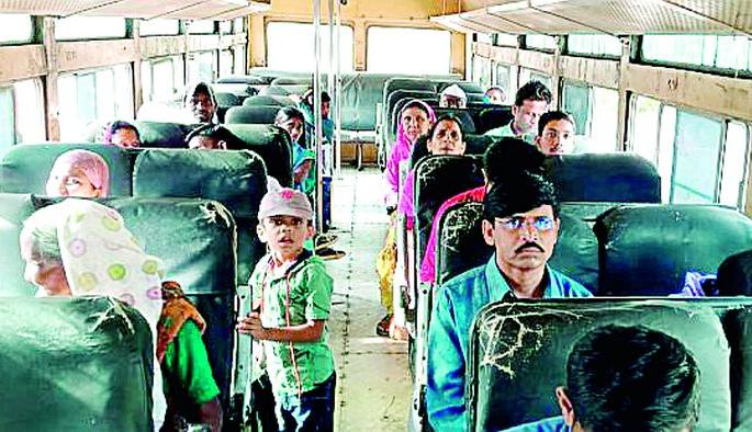 How do you sit in a reserved seat when a woman is standing, brother? | महिला उभी असताना राखीव जागांवर तुम्ही कसे बसता भाऊ? How do you sit in a reserved seat when a woman is standing, brother? | महिला उभी असताना राखीव जागांवर तुम्ही कसे बसता भाऊ?