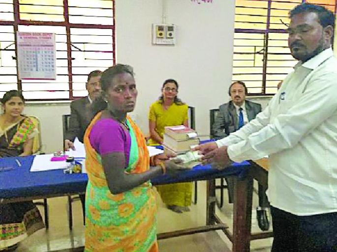 Settling 101 cases | तडजोडीने १०१ खटले निकाली Settling 101 cases | तडजोडीने १०१ खटले निकाली