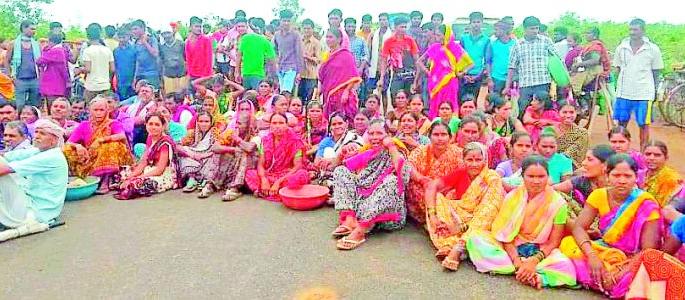 Monkey movement for work | कामासाठी वनमजुरांचे आंदोलन