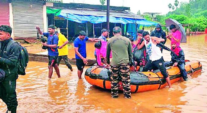 Bhamragad waterlogged with flood water | पुराच्या पाण्याने भामरागड जलमय