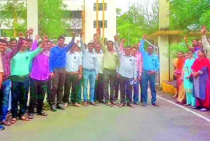 District collector movement of revenue workers | महसूल कर्मचाऱ्यांचे जिल्हाभर धरणे आंदोलन District collector movement of revenue workers | महसूल कर्मचाऱ्यांचे जिल्हाभर धरणे आंदोलन