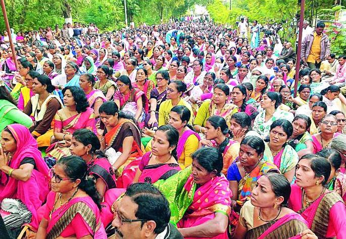 Thousands of employees on the road to strike | संपासाठी हजारो कर्मचारी रस्त्यावर Thousands of employees on the road to strike | संपासाठी हजारो कर्मचारी रस्त्यावर