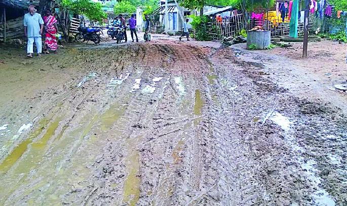 Internal road muddy in Valergur | वेलगुर येथील अंतर्गत रस्ते चिखलमय