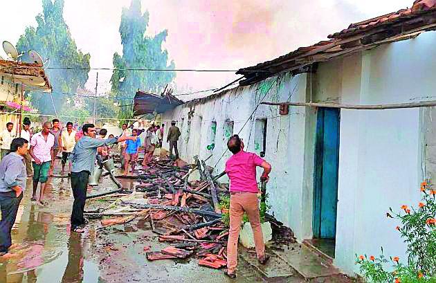 The burnt house is clean | कोरचीत घर जळून खाक The burnt house is clean | कोरचीत घर जळून खाक