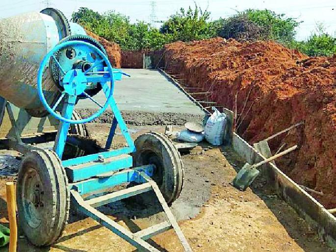 Despite the closing of the sandgate, the construction work of the contractors started loud | रेतीघाट बंद असतानाही कंत्राटाची बांधकामे जोरात सुरू