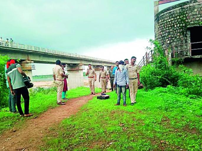 The girl was strangled to death by her boyfriend | युवतीची प्रियकराकडून गळा दाबून हत्या The girl was strangled to death by her boyfriend | युवतीची प्रियकराकडून गळा दाबून हत्या