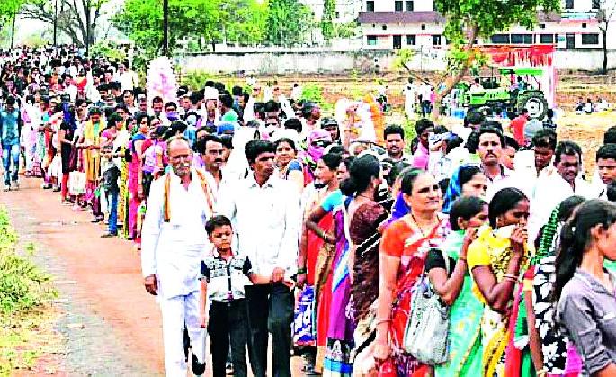 Lotus people in cottage for asthma medicines | दम्याच्या औषधीसाठी कोकडीत लोटला जनसागर Lotus people in cottage for asthma medicines | दम्याच्या औषधीसाठी कोकडीत लोटला जनसागर