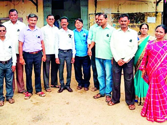 Movement of revenue workers with black ribbons | महसूल कर्मचाऱ्यांचे काळ्या फिती लावून आंदोलन Movement of revenue workers with black ribbons | महसूल कर्मचाऱ्यांचे काळ्या फिती लावून आंदोलन